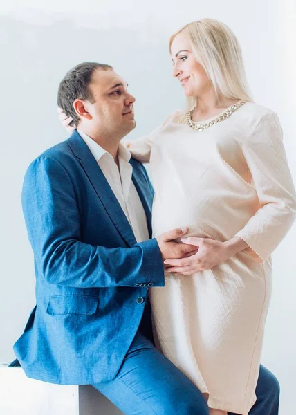 güzel genç bir çift bekliyor bebek 