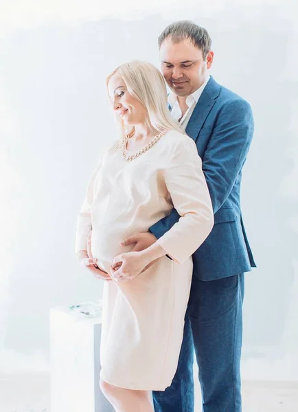 Krásný mladý pár čeká dítě — Stockfoto