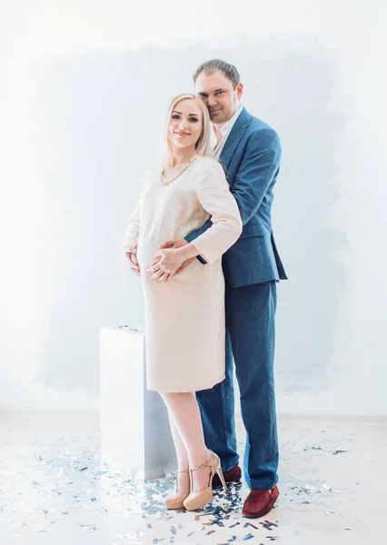 Bela jovem casal esperando bebê — Fotografia de Stock