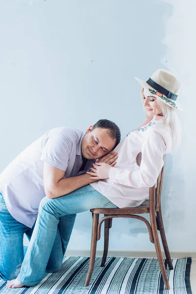 güzel genç bir çift bekliyor bebek 