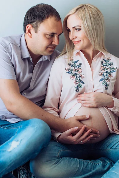 güzel genç bir çift bekliyor bebek 