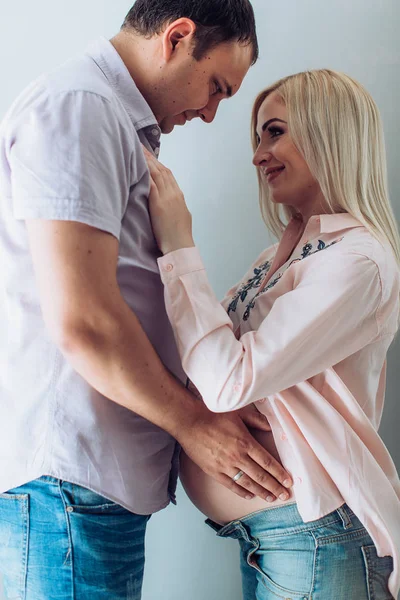 güzel genç bir çift bekliyor bebek 