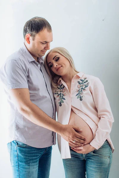 Bela jovem casal esperando bebê — Fotografia de Stock