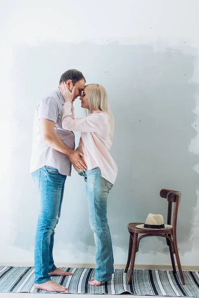 güzel genç bir çift bekliyor bebek 