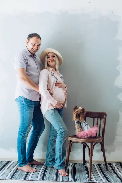 güzel genç bir çift bekliyor bebek 