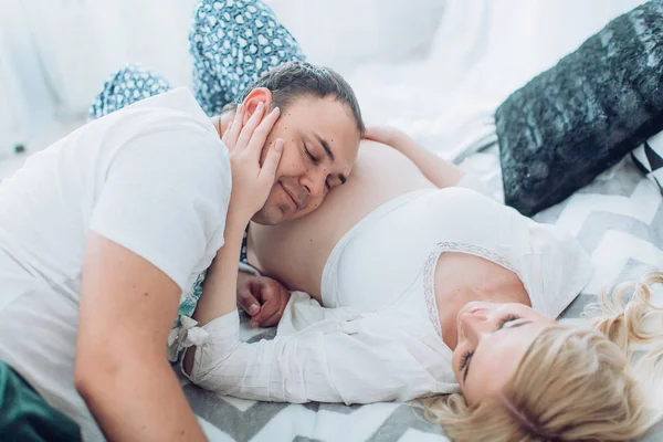 Bela jovem casal esperando bebê — Fotografia de Stock