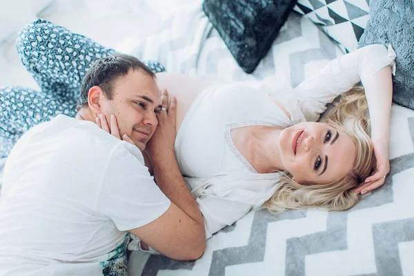 güzel genç bir çift bekliyor bebek 