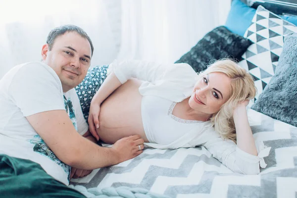 güzel genç bir çift bekliyor bebek 