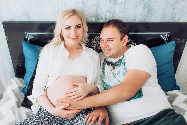 Bela jovem casal esperando bebê — Fotografia de Stock