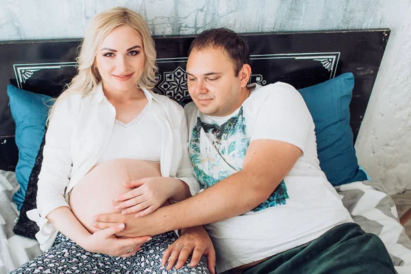 güzel genç bir çift bekliyor bebek 