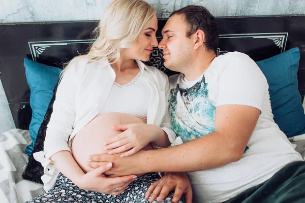 güzel genç bir çift bekliyor bebek 