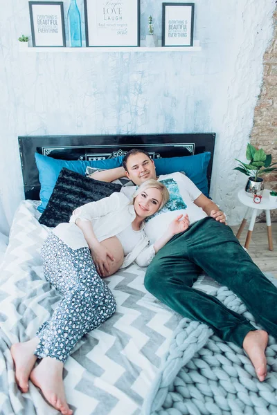 güzel genç bir çift bekliyor bebek 