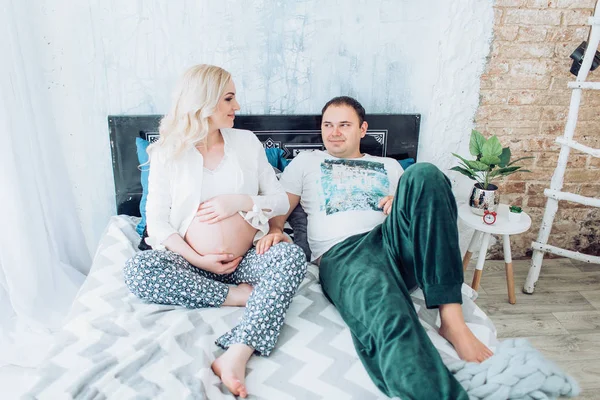 güzel genç bir çift bekliyor bebek 