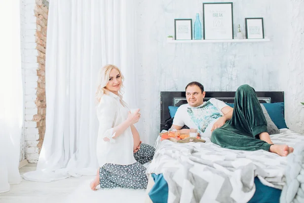 güzel genç bir çift bekliyor bebek 