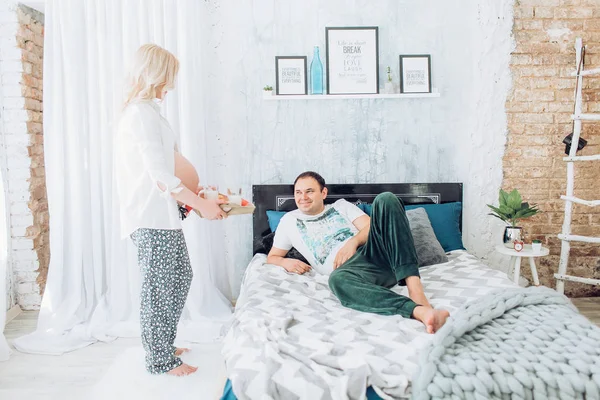 güzel genç bir çift bekliyor bebek 