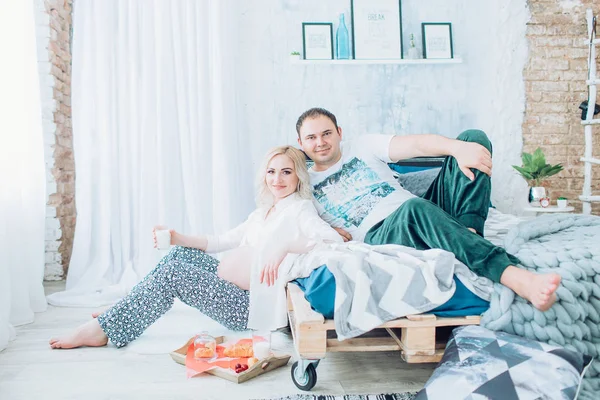 güzel genç bir çift bekliyor bebek 