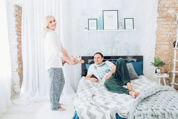 güzel genç bir çift bekliyor bebek 