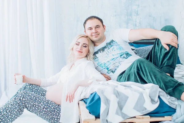 Bela jovem casal esperando bebê — Fotografia de Stock