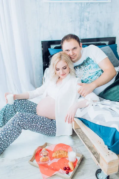 güzel genç bir çift bekliyor bebek 