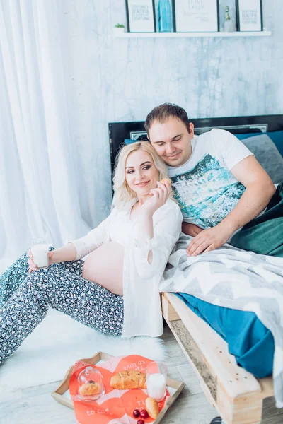 güzel genç bir çift bekliyor bebek 