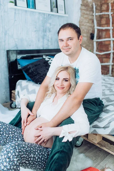 güzel genç bir çift bekliyor bebek 