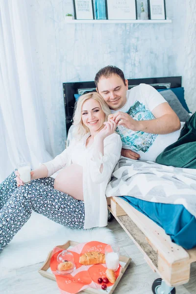 güzel genç bir çift bekliyor bebek 