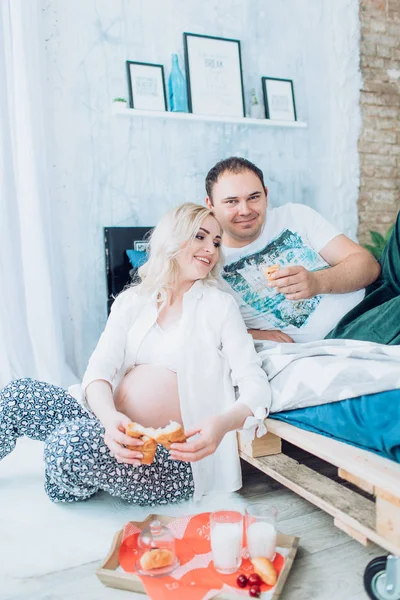 güzel genç bir çift bekliyor bebek 