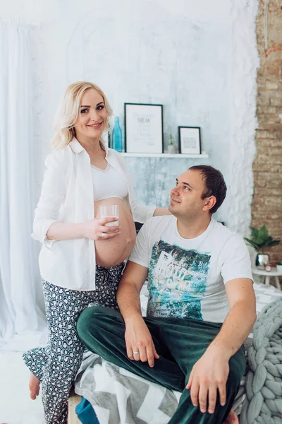 güzel genç bir çift bekliyor bebek 