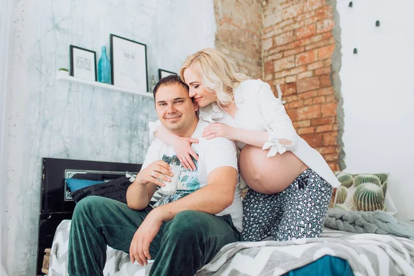 güzel genç bir çift bekliyor bebek 