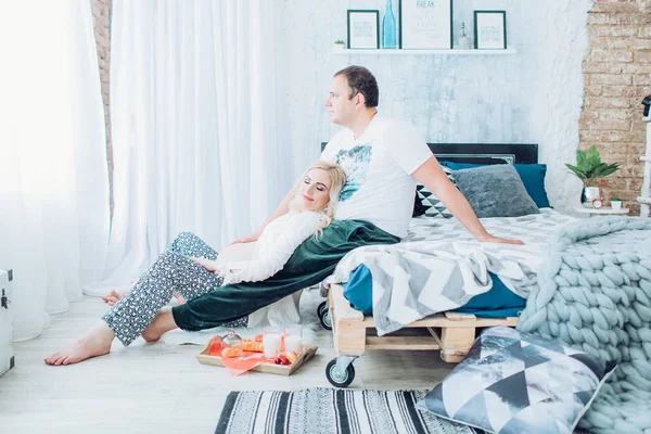 güzel genç bir çift bekliyor bebek 