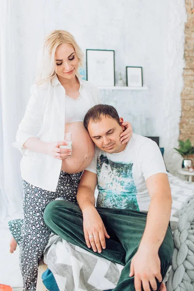 güzel genç bir çift bekliyor bebek 