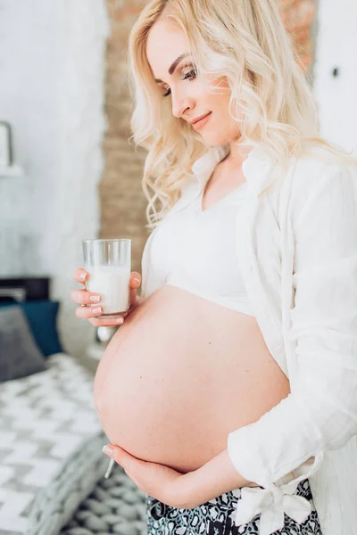 Gravid kvinna med mjölk — Stockfoto