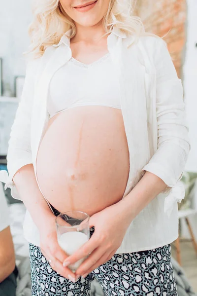 Gravid kvinna med mjölk — Stockfoto