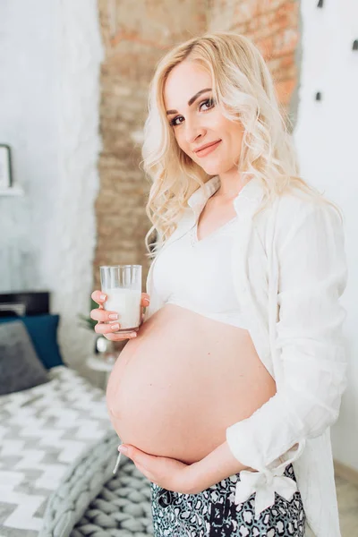 Gravid kvinna med mjölk — Stockfoto