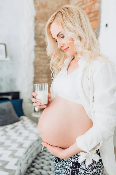 Mulher grávida com leite — Fotografia de Stock