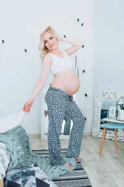 Güzel hamile kadın. 