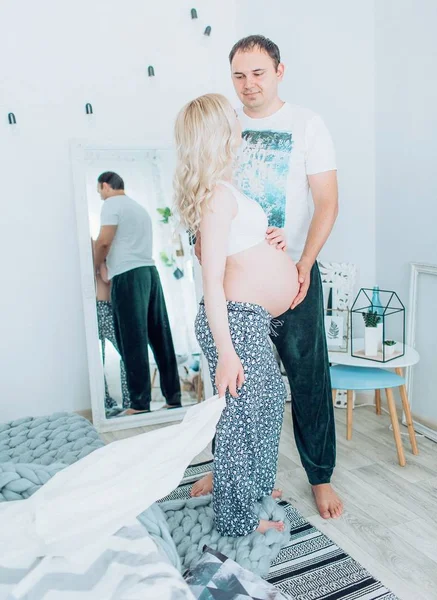 Bella giovane coppia in attesa di bambino — Foto Stock