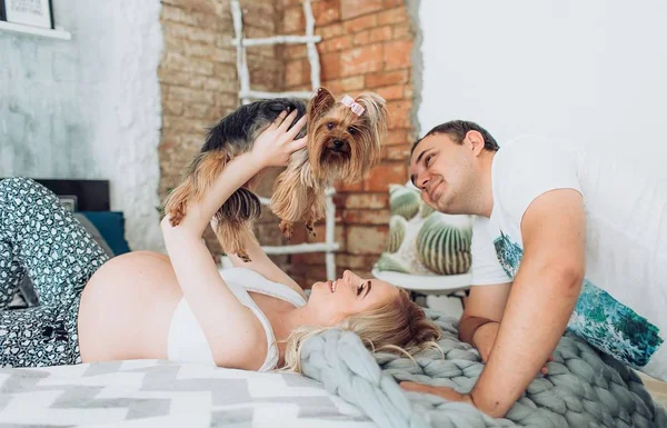 Hermosa joven pareja esperando bebé —  Fotos de Stock