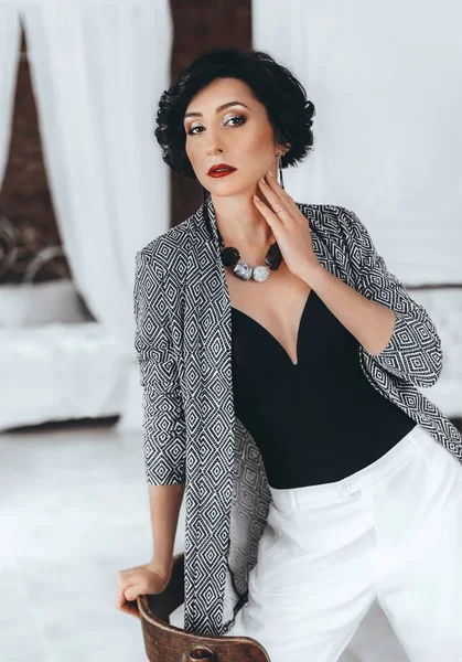 Güzel esmer kadın.