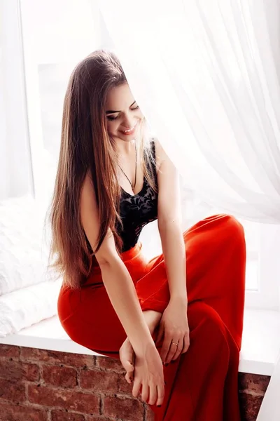 若い女性が赤いパンツでポーズ — ストック写真