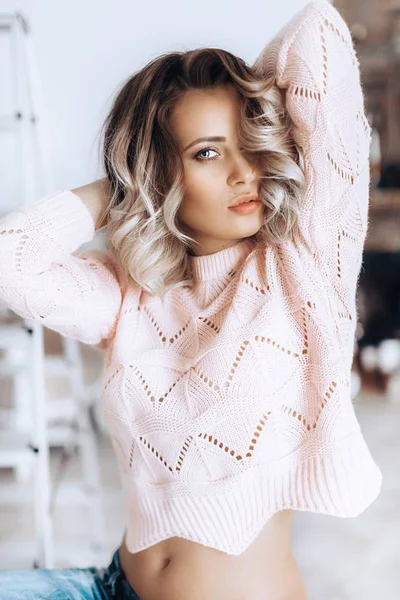 güzel genç sarışın kadın kılığında