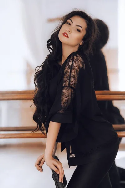 Молодая женщина позирует в черном платье — стоковое фото