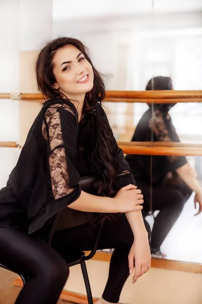 Ung kvinna poserar i svart klänning — Stockfoto