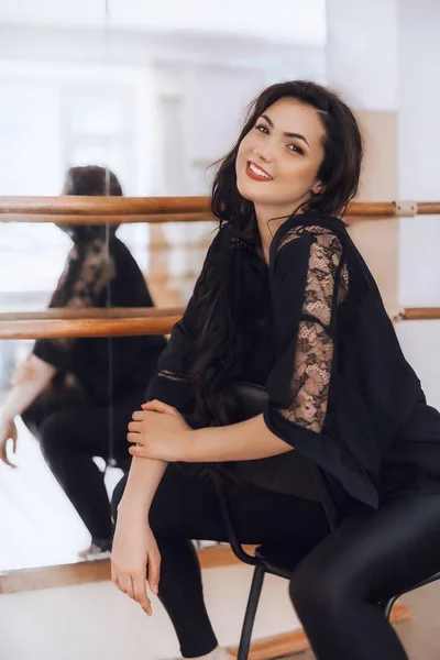 Genç kadın Siyah elbisenin içinde poz — Stok fotoğraf