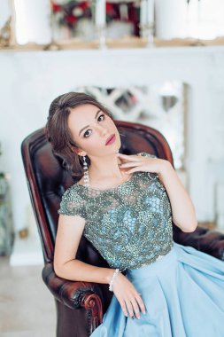 Gece elbisesi içinde poz veren güzel kadın