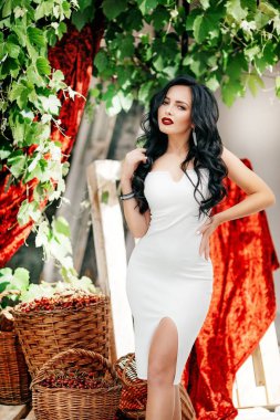 Genç kadın beyaz elbisenin içinde poz 