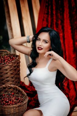 Genç kadın beyaz elbisenin içinde poz 