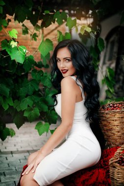 Genç kadın beyaz elbisenin içinde poz 