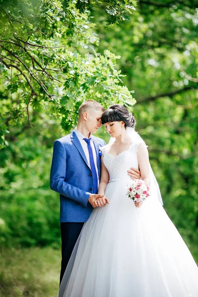 Sposa e sposo il giorno del loro matrimonio — Foto Stock