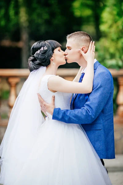 Novia y novio en el día de su boda —  Fotos de Stock